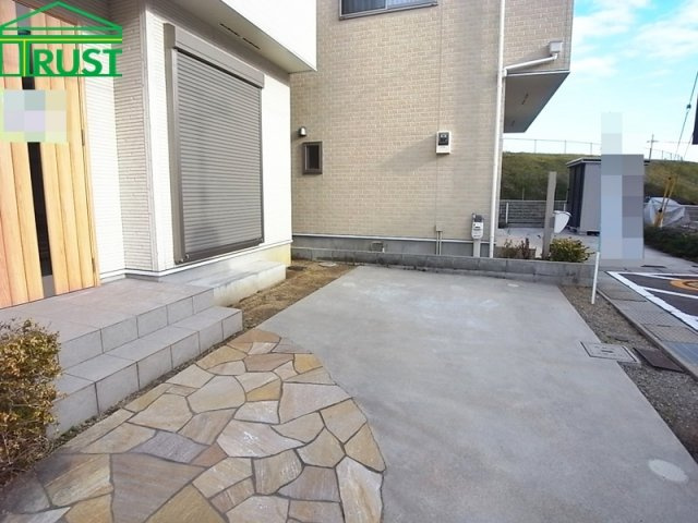 明石市魚住町西岡中古戸建の駐車場|目の前がカースペースで愛車も安心です。