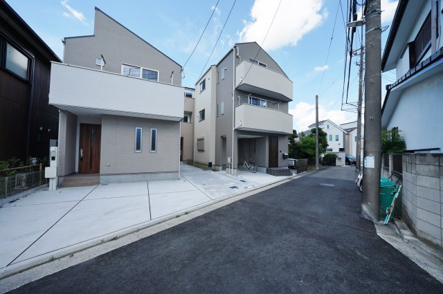 残り１棟！！停歩3分の立地。3階建の3SLDKで、WICやパントリー等の収納が充実した狩場町新築戸建の前面道路含む現地写真