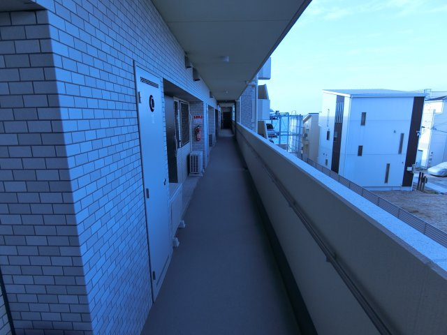 アルファステイツ舞子Ⅱのその他共用部分|お部屋にむかう廊下　海が見えます
