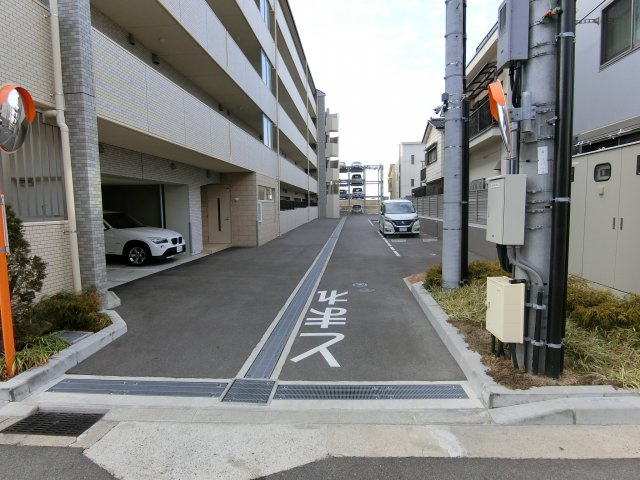 アルファステイツ舞子Ⅱの駐車場|駐車場入り口　広いので楽々駐車可能です