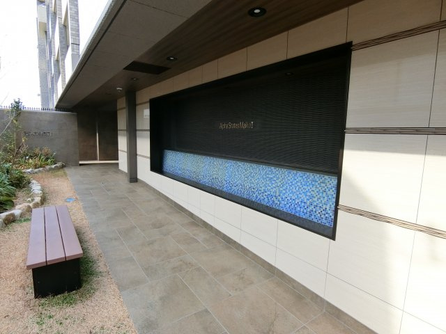 アルファステイツ舞子Ⅱのエントランス|エントランスの一部　マンション名を示すプレートに住む人のプライドを感じます