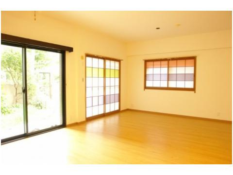 ロマネスクヴューコート植物園の居間・リビング|使いやすいリビングです。