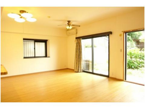 ロマネスクヴューコート植物園の居間・リビング|おしゃれな居間、緑が見えて癒されます。