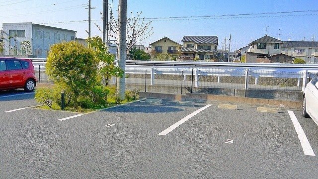 ヴェルドミールA（法華寺町）の駐車場