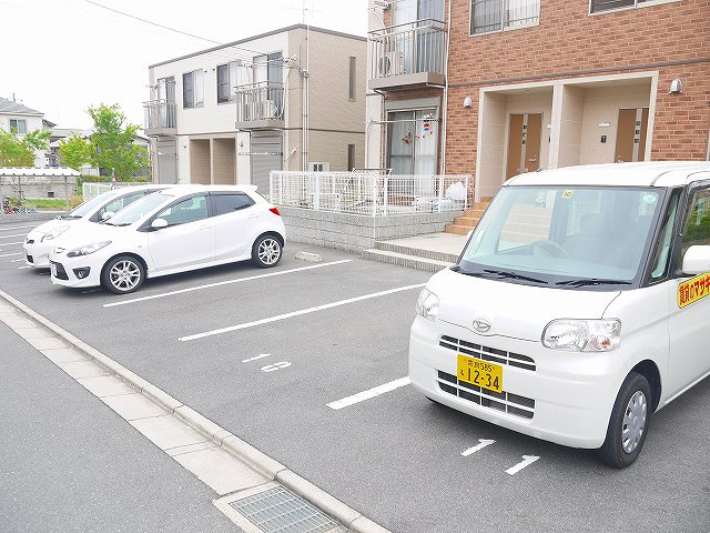 リースランド梅美台Bの駐車場
