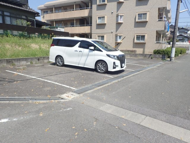 クオリティハイツＡの駐車場