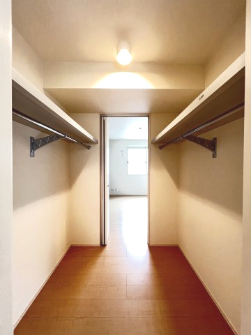 カーミー・呉竹の内装|どちらのお部屋からも出し入れ出来るウォークインクローゼット