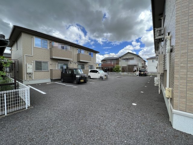 カーミー・呉竹の駐車場