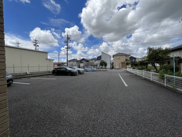 カーミー・呉竹の駐車場