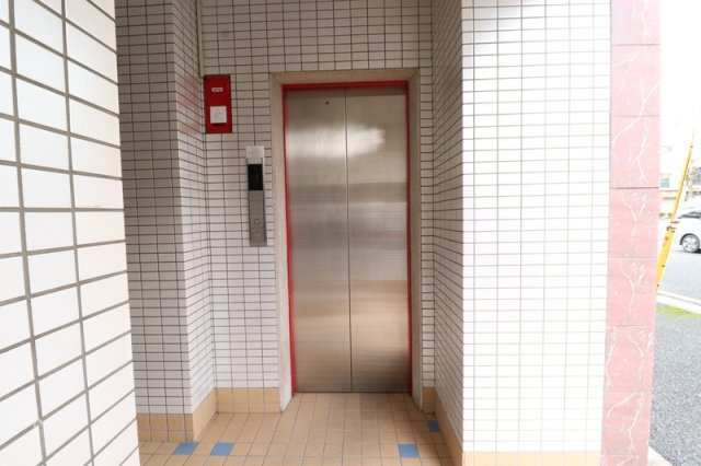 オカザキビルのエントランス