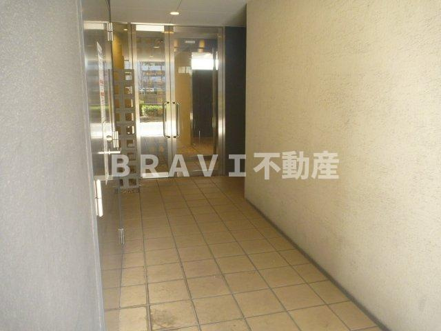 b.shade（ビーシェイド）　BRAVI不動産のエントランス|【b.shade】落ち着いたエントランスです
