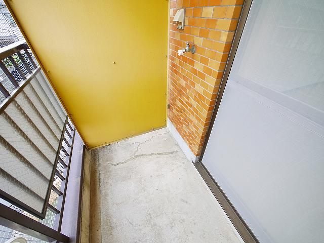 奈良アサカハイツの設備|バルコニーに洗濯機置き場がございます。