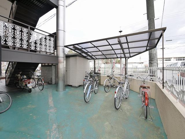 奈良アサカハイツのその他共用部分|ゆったりとした駐輪スペース。