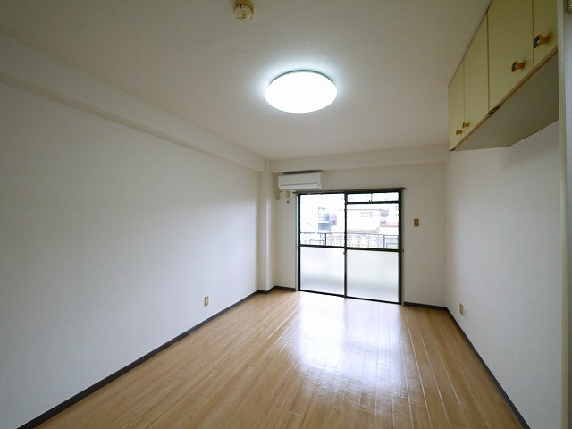 奈良アサカハイツの居間・リビング|ゆったりした洋室です