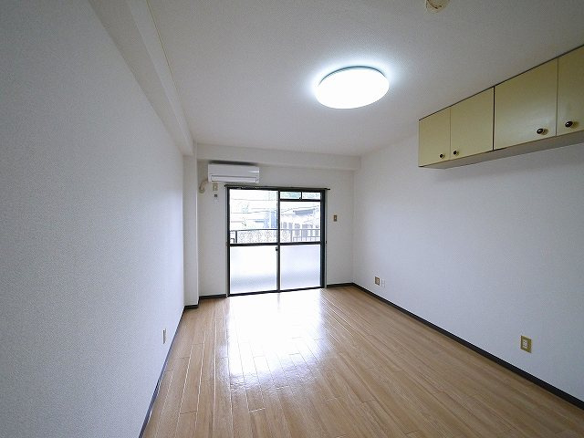 奈良アサカハイツの洋室|使い勝手のいい洋室です