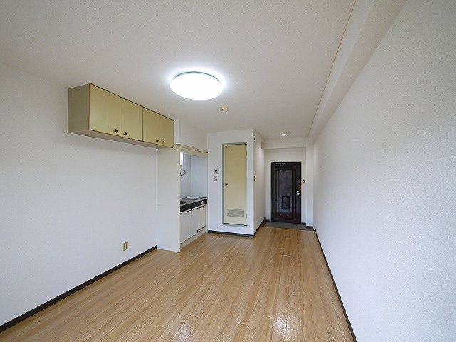 奈良アサカハイツの居間・リビング|明るい洋室です