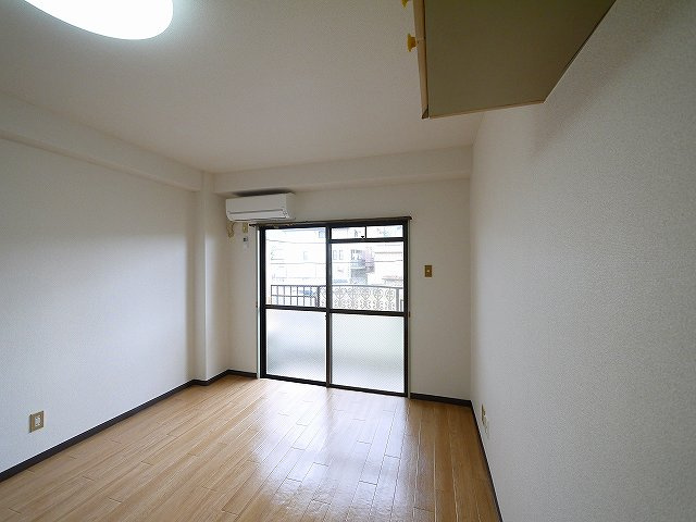 奈良アサカハイツの洋室|明るい洋室です