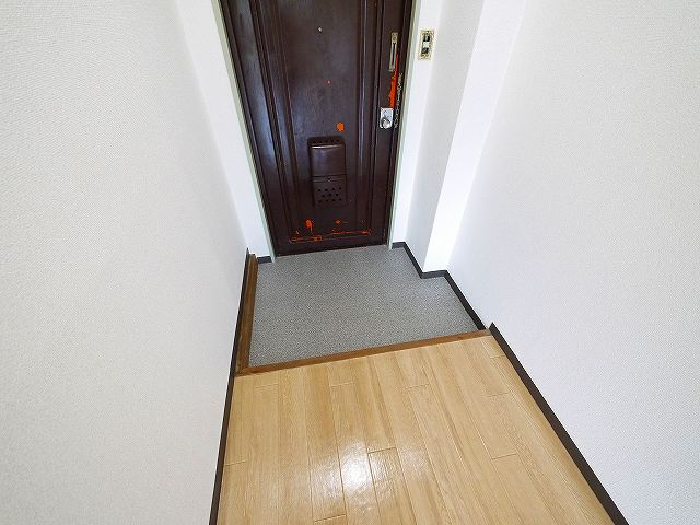 奈良アサカハイツの玄関|明るい玄関です