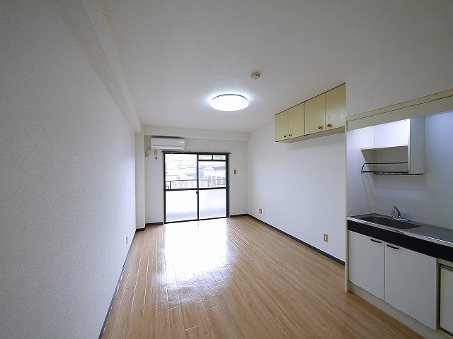 奈良アサカハイツの居間・リビング|明るい洋室です。