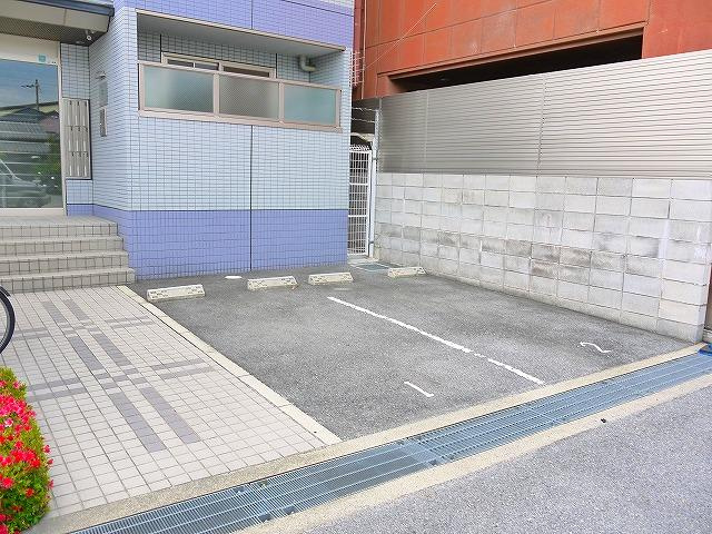 パレスオカムラの駐車場|車をお持ちの方に嬉しい駐車場付きの物件です