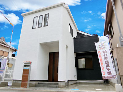 【外観】 | マイタウン永楽荘プレミアム◇◆全2区画◇◆モデルハウス◇◆ | 【現地写真】
外観は、旭化成のパワーボード仕様♪
断熱等級4級取得ですので
夏は、暑くなりすぎず
冬は、寒くなりすぎない
仕様となっております♪