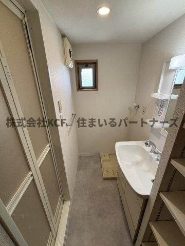 イーズガーデン中央の洗面所|明るい洗面所です