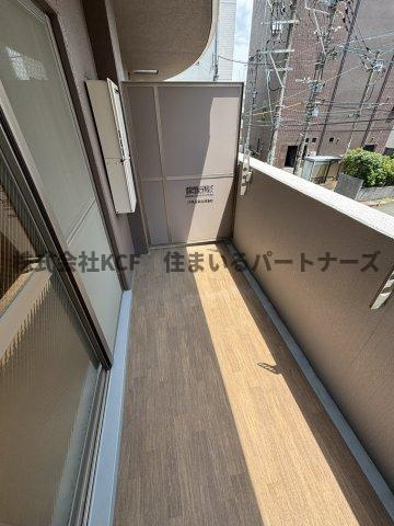 イーズガーデン中央のバルコニー|暖かな日差しのふりそそぐバルコニー