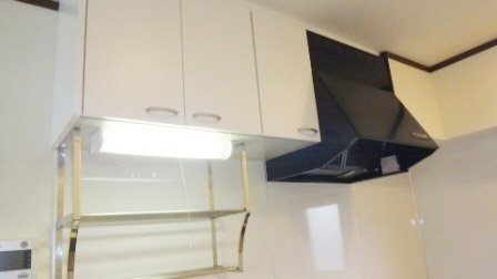 ルーラル七番館のキッチン|キッチン上部に収納有ります