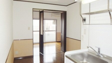 ルーラル七番館の居間・リビング|移動式アコーディオン扉