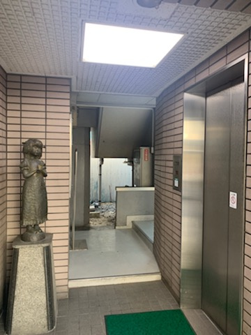 松本ビルのエントランス