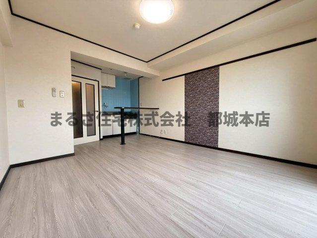 ロワイヤルヒルズ「水道料込み」の居間・リビング
