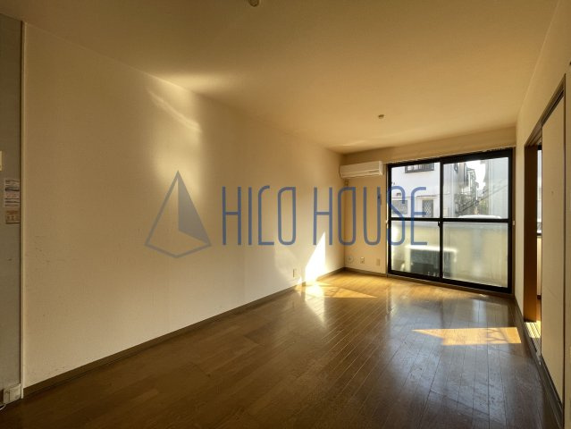 ロイヤルガーデンM B棟の居間・リビング