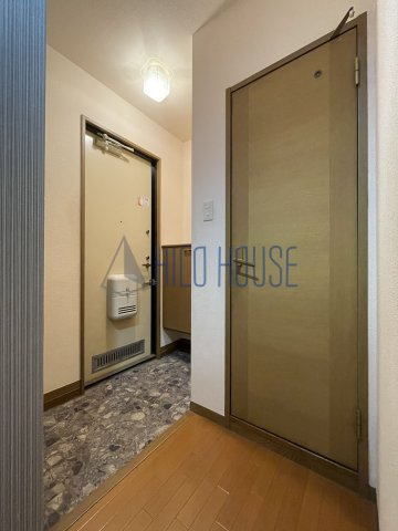 ロイヤルガーデンM B棟の玄関