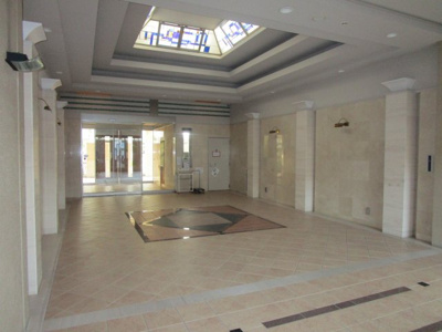 【エントランス】 | アンピール長尾 | 清潔なエントランスです