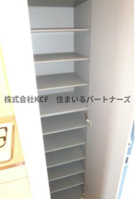 フローラルコートの収納|明るい玄関です