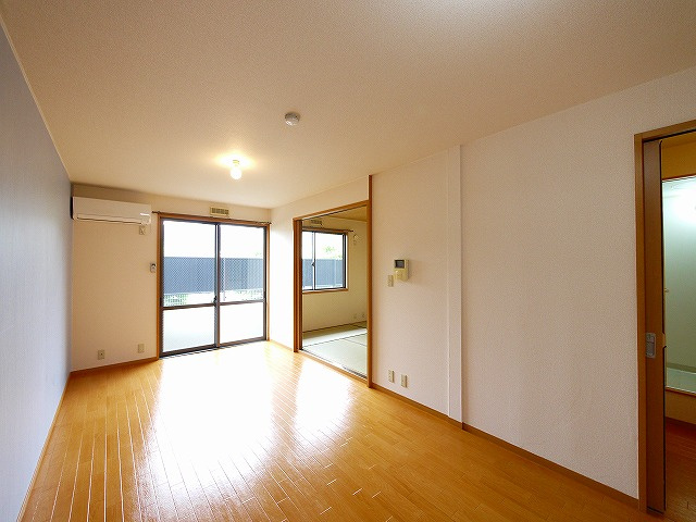 サンクコール朝和　A棟の居間・リビング|使いやすいリビングです