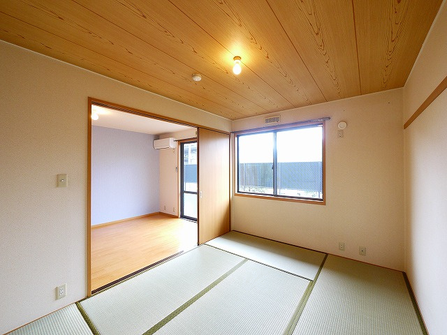 サンクコール朝和　A棟の和室|明るい和室です