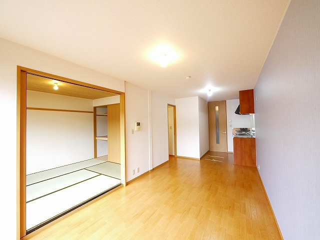 サンクコール朝和　A棟の居間・リビング|こちらの居間で趣味の時間をお楽しみください