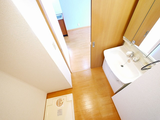 サンクコール朝和　A棟の洗面所|独立洗面台あり、毎朝おしゃれに忙しい女性の方におすすめです