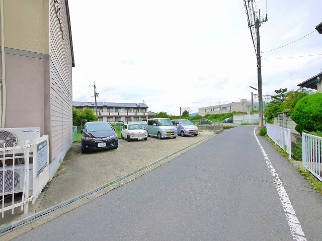 レジデンスボナール　Ⅱの駐車場|駐車スペースもあります
