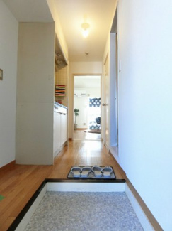 【展望】 | 玄関から室内への景観です！キッチンの奥に6帖の洋室があります♪扉があるので冷暖房効率が良いですね♪