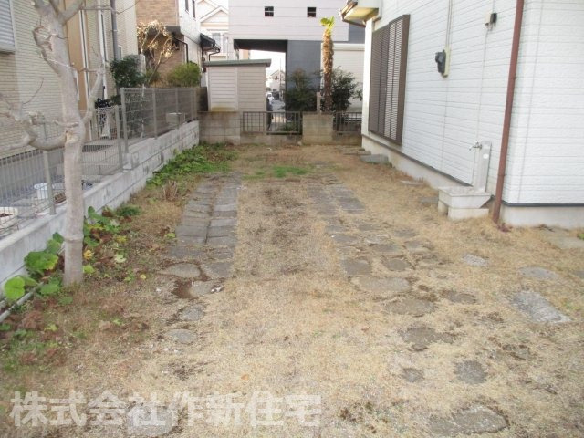 八千代市勝田台６丁目　中古戸建　6ＳＬＤＫ　リニューアル住宅の駐車場|駐車場に車を止められます