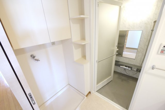 ラ・フォレ23の洗面所|収納棚が沢山ある洗面脱衣所　助かりますね
