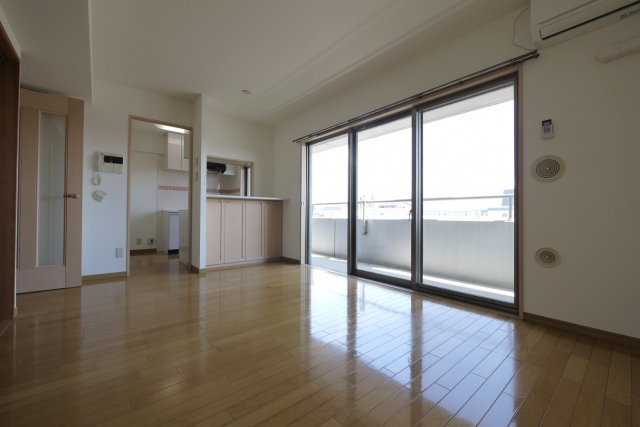 ラ・フォレ23の居間・リビング|カウンターキッチンです