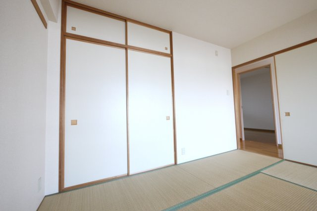 ラ・フォレ23の和室|天袋付き押入れ　奥行もあります