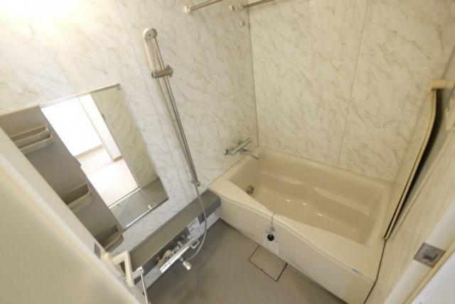 ラ・フォレ23の浴室|追い焚き・浴室乾燥機付の広めのバスルーム