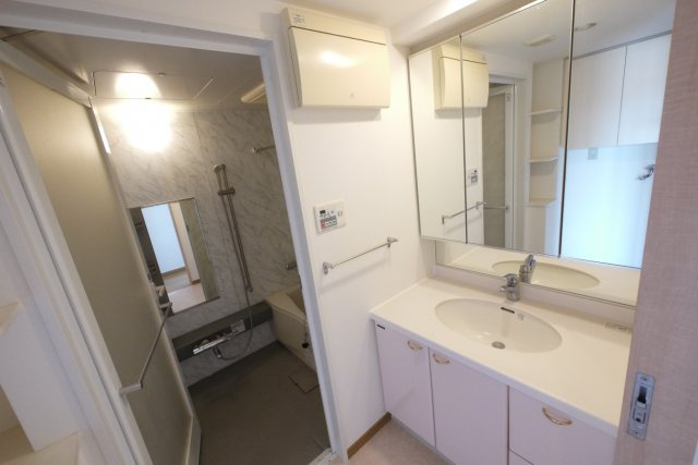 ラ・フォレ23の洗面所|大きな鏡の洗面台でとても便利