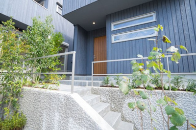 【外観】 | 片瀬目白山　新築一戸建て | 玄関部分