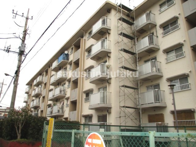 京成サンコーポ三山　３号棟の外観