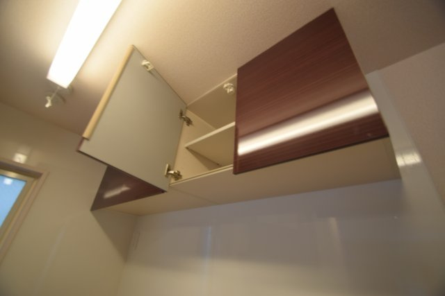 アイビーコートＴのキッチン|キッチン上に収納あります